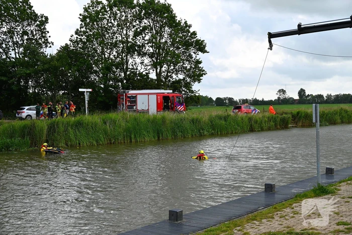 Hulpdiensten in actie na auto te water