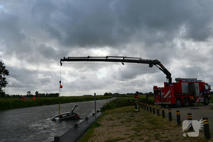 Hulpdiensten in actie na auto te water