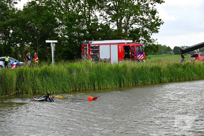 Hulpdiensten in actie na auto te water