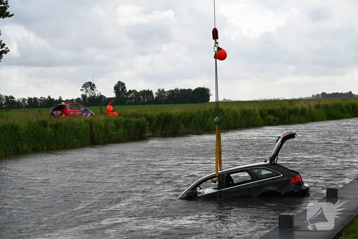 Hulpdiensten in actie na auto te water