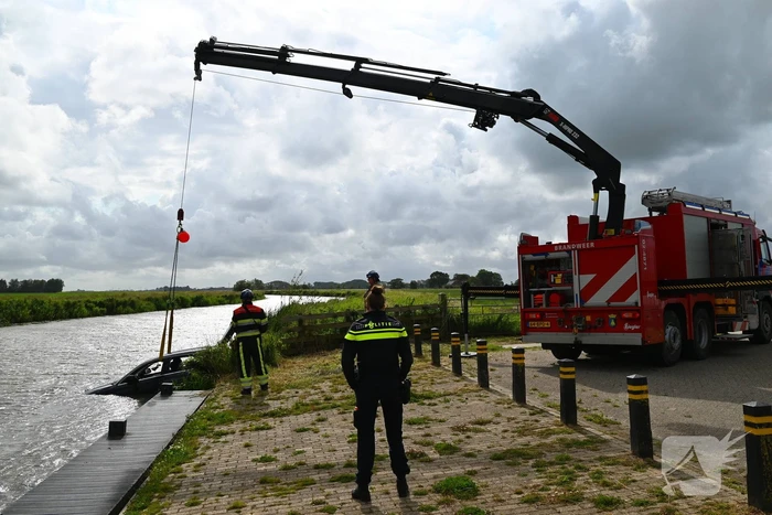 Hulpdiensten in actie na auto te water