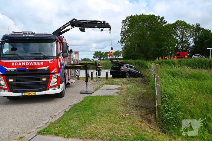 Hulpdiensten in actie na auto te water