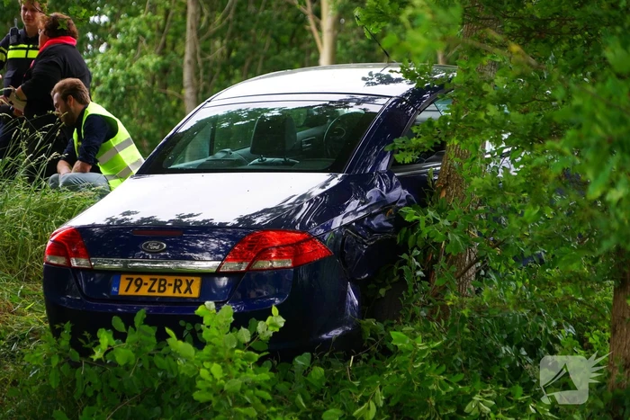Voertuig raakt van de weg