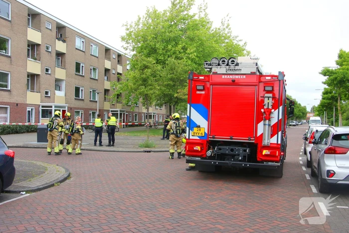 Hulpdiensten groots ingezet voor persoon op balkon, flats ontruimd