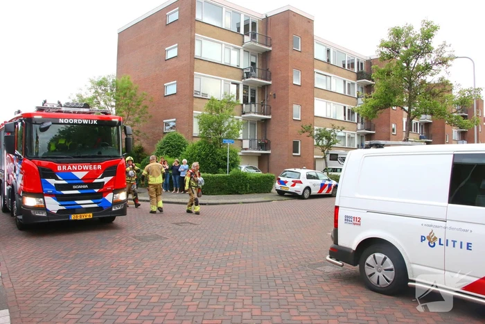 Hulpdiensten groots ingezet voor persoon op balkon, flats ontruimd