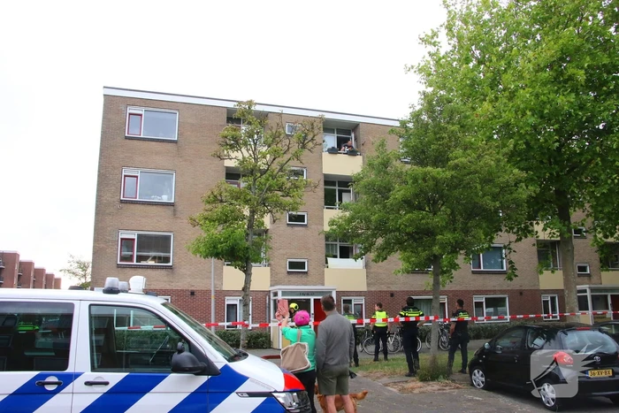 Hulpdiensten groots ingezet voor persoon op balkon, flats ontruimd