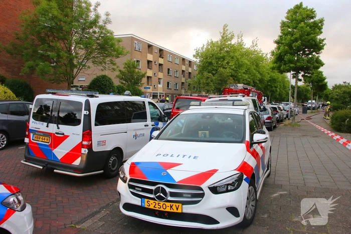 Hulpdiensten groots ingezet voor persoon op balkon, flats ontruimd