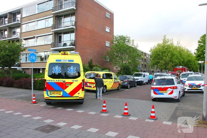 Hulpdiensten groots ingezet voor persoon op balkon, flats ontruimd