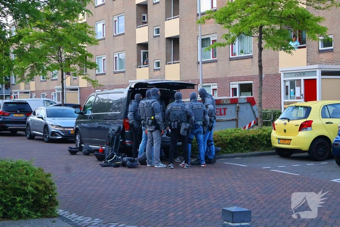 Hulpdiensten groots ingezet voor persoon op balkon, flats ontruimd