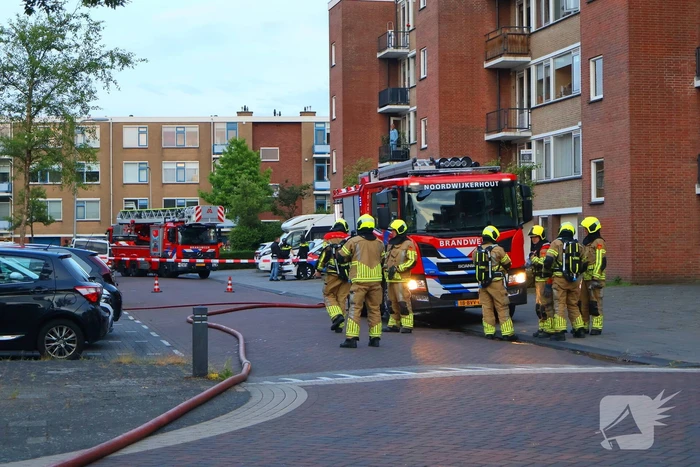 Hulpdiensten groots ingezet voor persoon op balkon, flats ontruimd