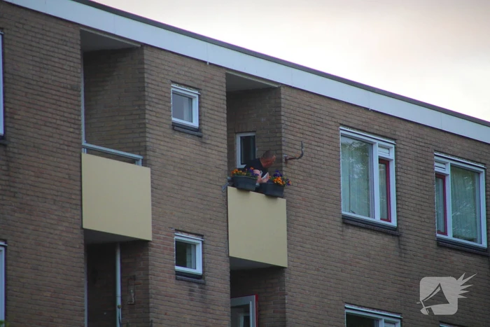 Hulpdiensten groots ingezet voor persoon op balkon, flats ontruimd