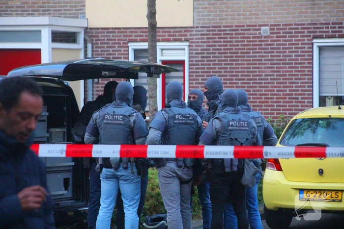 Hulpdiensten groots ingezet voor persoon op balkon, flats ontruimd