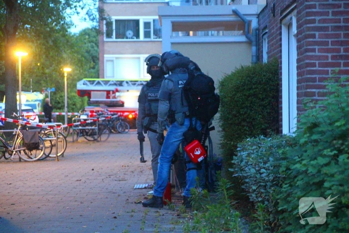 Hulpdiensten groots ingezet voor persoon op balkon, flats ontruimd