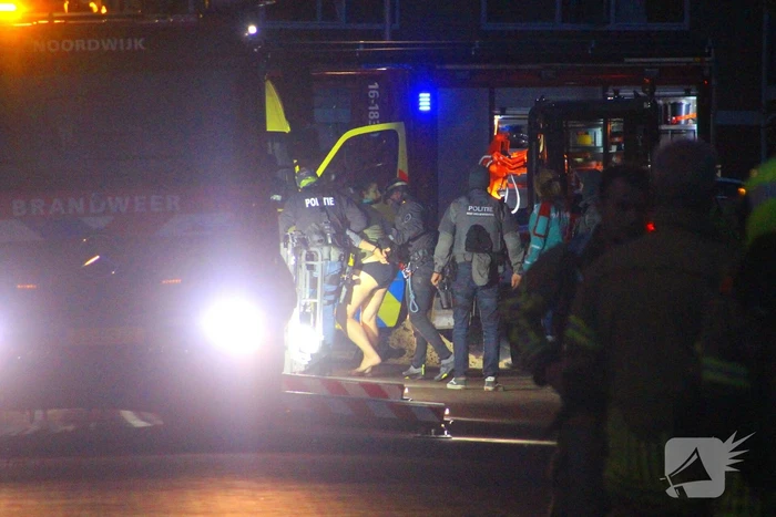 Hulpdiensten groots ingezet voor persoon op balkon, flats ontruimd
