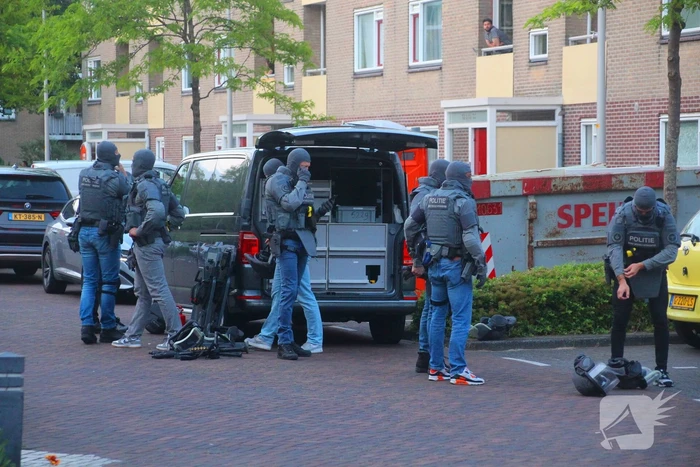 Hulpdiensten groots ingezet voor persoon op balkon, flats ontruimd