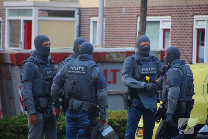 Hulpdiensten groots ingezet voor persoon op balkon, flats ontruimd