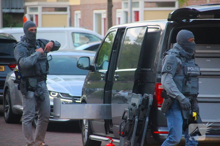 Hulpdiensten groots ingezet voor persoon op balkon, flats ontruimd