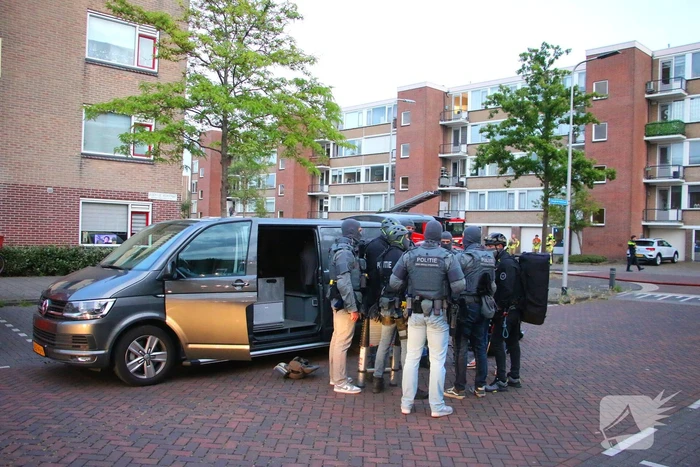 Hulpdiensten groots ingezet voor persoon op balkon, flats ontruimd