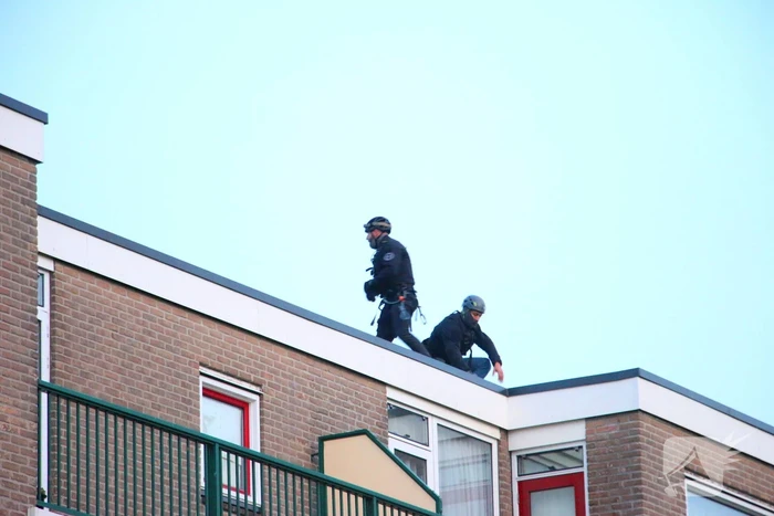Hulpdiensten groots ingezet voor persoon op balkon, flats ontruimd