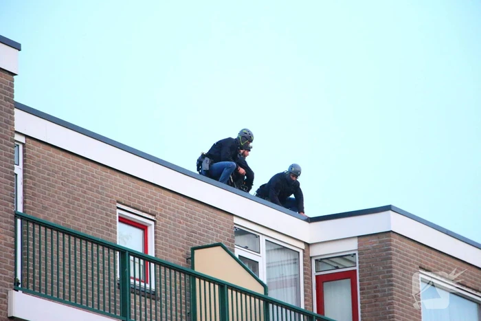 Hulpdiensten groots ingezet voor persoon op balkon, flats ontruimd