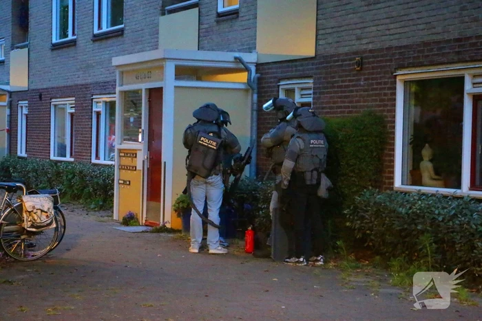 Hulpdiensten groots ingezet voor persoon op balkon, flats ontruimd