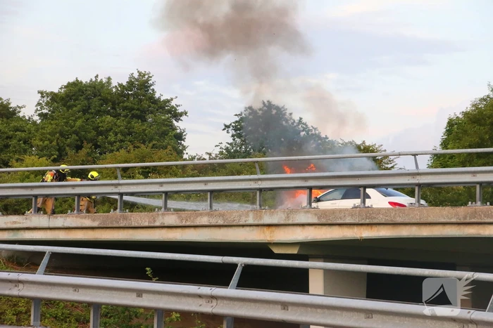 Personenauto al rijdend in brand