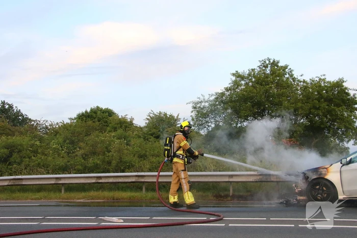 Personenauto al rijdend in brand