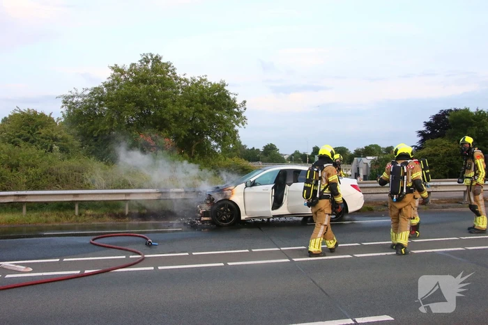 Personenauto al rijdend in brand