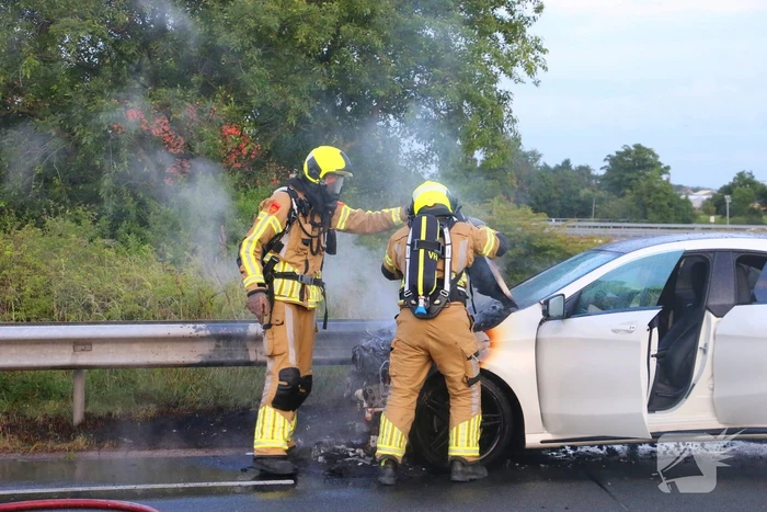 Personenauto al rijdend in brand
