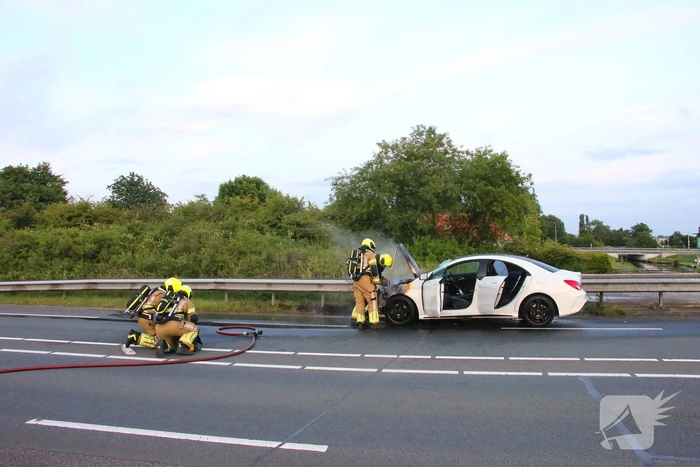 Personenauto al rijdend in brand
