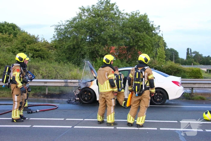 Personenauto al rijdend in brand