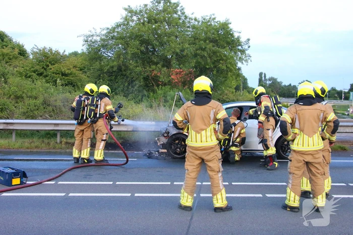 Personenauto al rijdend in brand