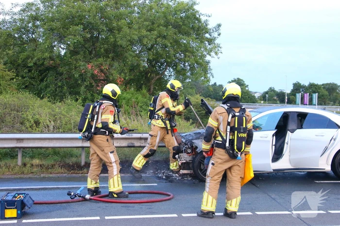 Personenauto al rijdend in brand