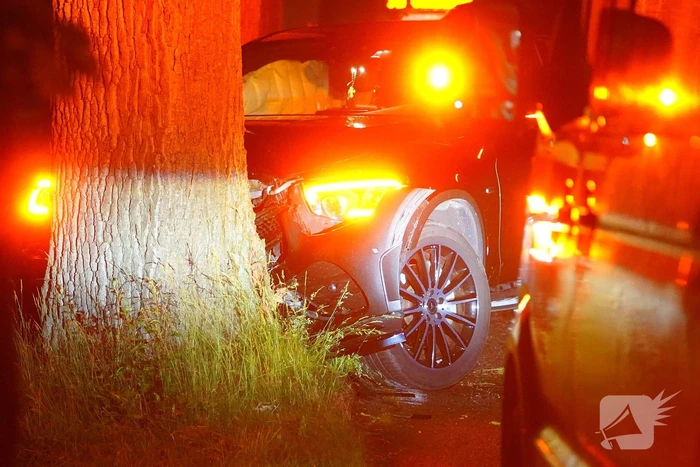 Auto crasht tegen boom