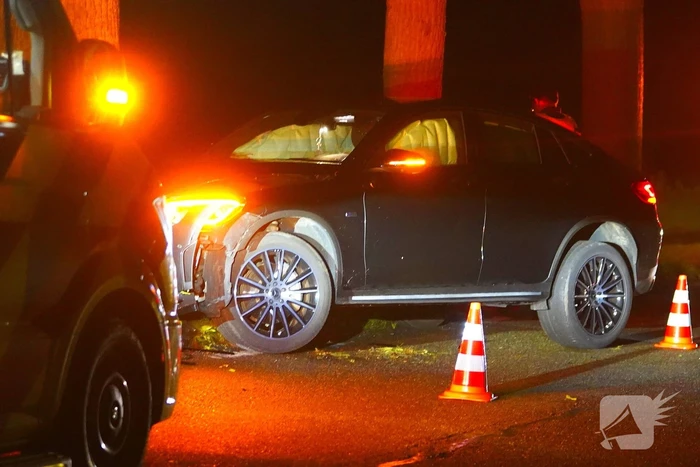 Auto crasht tegen boom