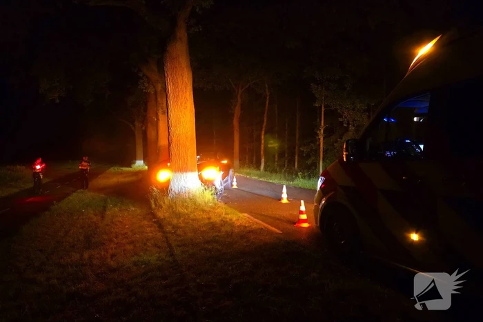 Auto crasht tegen boom