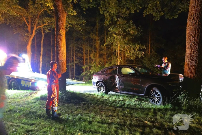 Auto crasht tegen boom