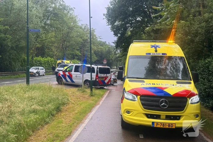 Bestuurder klapt op afslaande auto