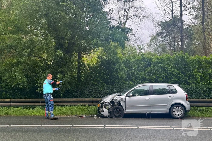 Bestuurder klapt op afslaande auto