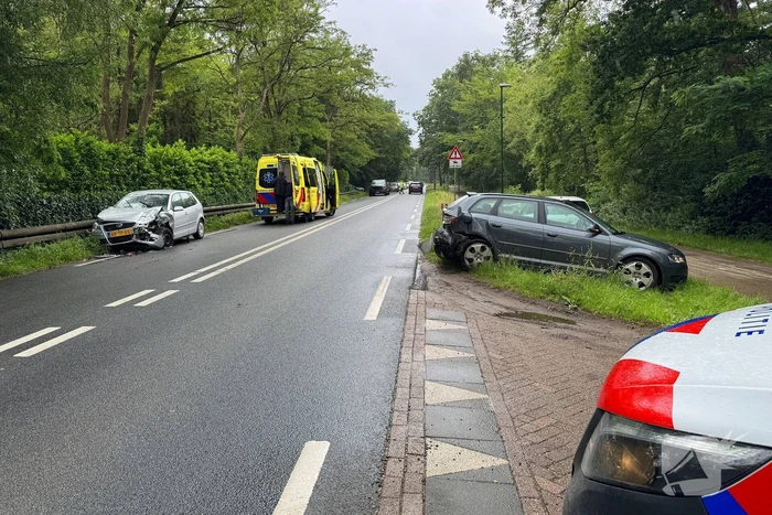 Bestuurder klapt op afslaande auto