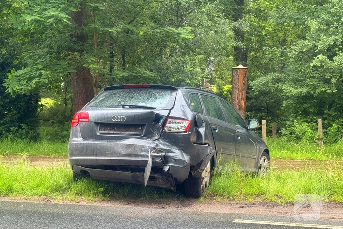 Bestuurder klapt op afslaande auto