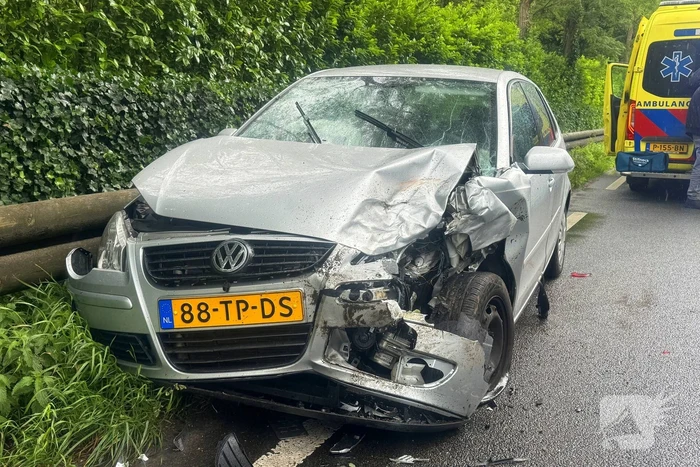 Bestuurder klapt op afslaande auto