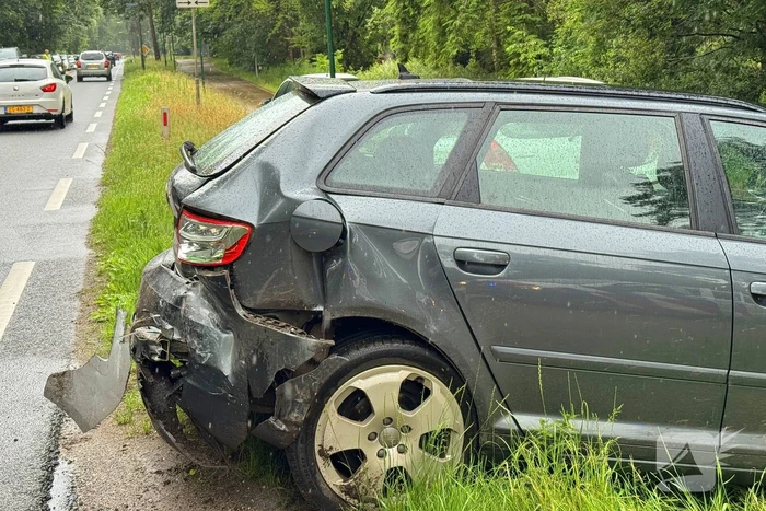 Bestuurder klapt op afslaande auto