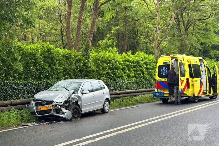 Bestuurder klapt op afslaande auto