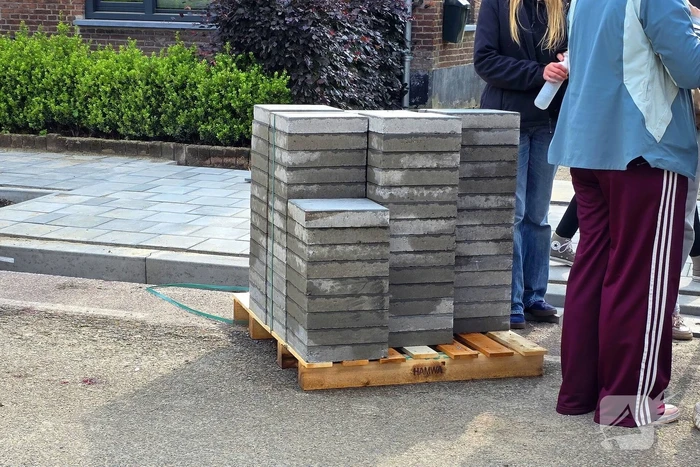 Fietser gewond bij aanrijding met pallet met tegels