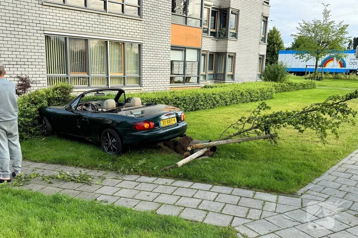 Auto vliegt uit de bocht na inhaalmanoeuvre