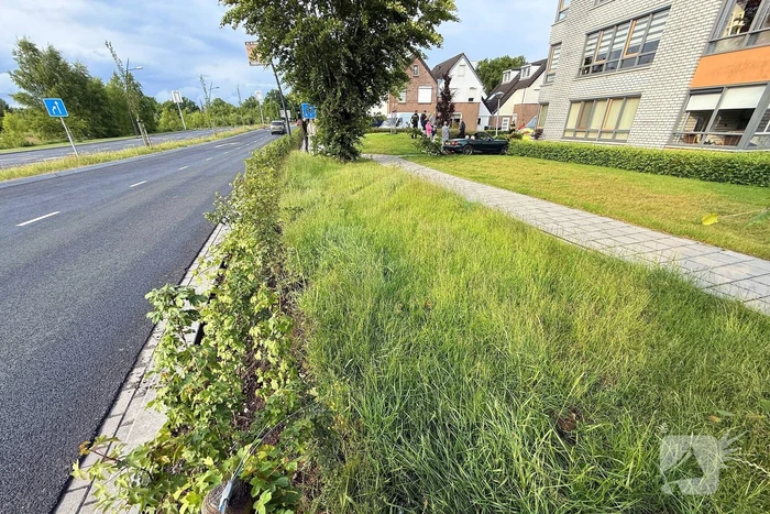 Auto vliegt uit de bocht na inhaalmanoeuvre