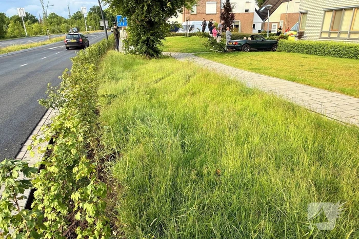 Auto vliegt uit de bocht na inhaalmanoeuvre