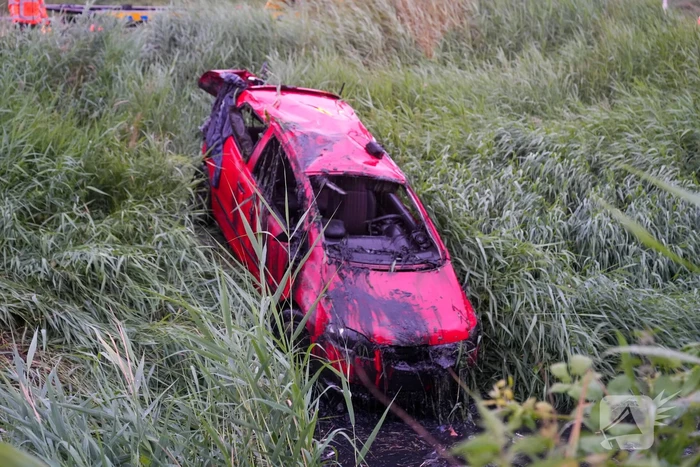 Vier gewonden nadat auto te water raakt