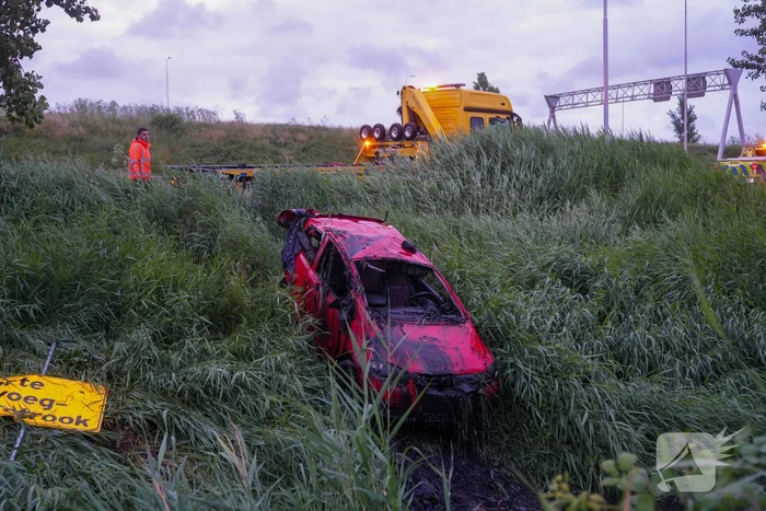 Vier gewonden nadat auto te water raakt